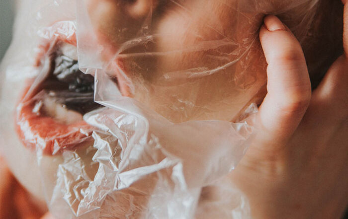 ¿Qué es una barrera bucal y para qué sirve en el sexo oral?