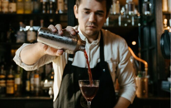 ¿Qué es un bartender y qué hace?