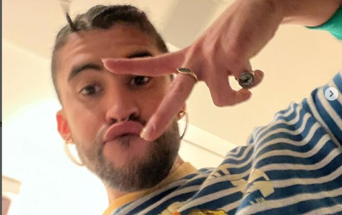 Lo que nos enseñó la morra a la que Bad Bunny le aventó el cel