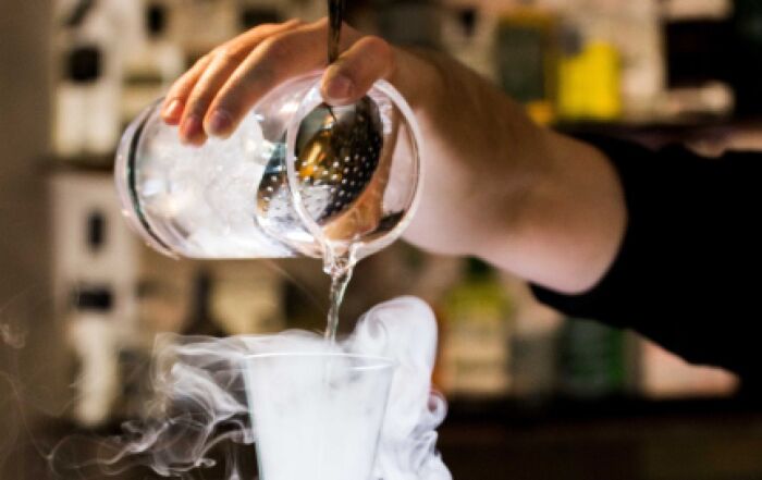 ¿Qué es un mixólogo? No, no es lo mismo que un bartender