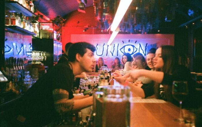 5 cosas que no deberías hacer en un bar, de acuerdo a bartenders