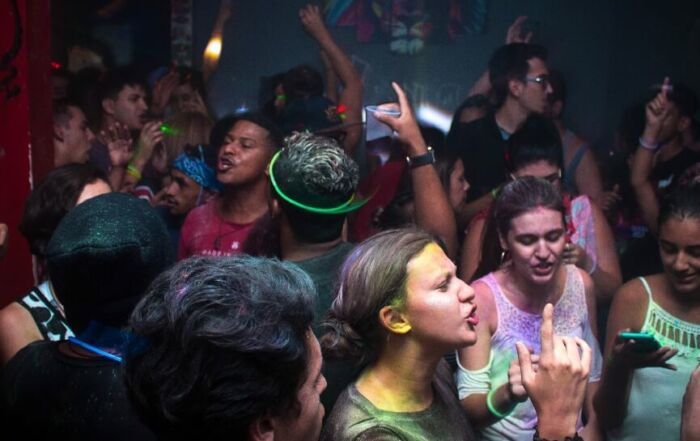 Si están abusando sexualmente de alguien en una fiesta, haz esto